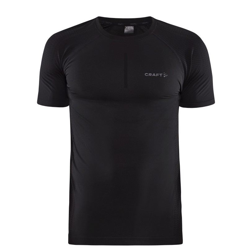 The ADV Cool Intensity SL Tee from the active underwear segment is a very lightweight, thin short-sleeve shirt that provides excellent body temperature regulation and cooling of the skin during high-intensity training in hot conditions.