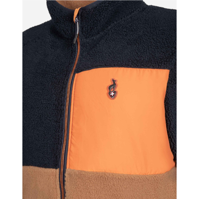 Moška jopica AULP VOGUE HOMME Sherpa je zasnovana za maksimalno toplino, udobje in sodoben videz. Izdelana je iz mehke sherpa tkanine, ki spominja na ovčjo volno, nudi odlično izolacijo in prijeten občutek na koži.