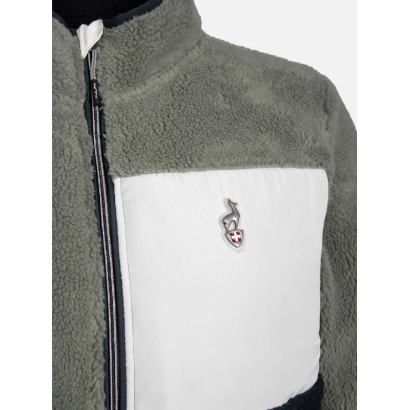 Moška jopica AULP VOGUE HOMME Sherpa je zasnovana za maksimalno toplino, udobje in sodoben videz. Izdelana je iz mehke sherpa tkanine, ki spominja na ovčjo volno, nudi odlično izolacijo in prijeten občutek na koži.