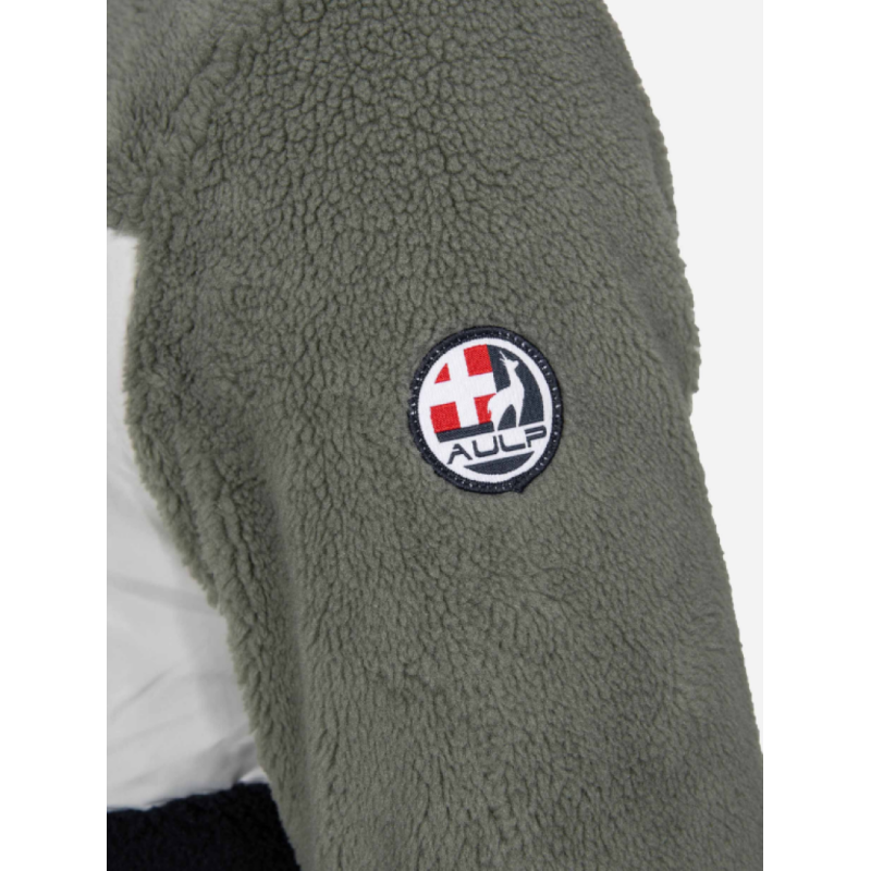 Moška jopica AULP VOGUE HOMME Sherpa je zasnovana za maksimalno toplino, udobje in sodoben videz. Izdelana je iz mehke sherpa tkanine, ki spominja na ovčjo volno, nudi odlično izolacijo in prijeten občutek na koži.