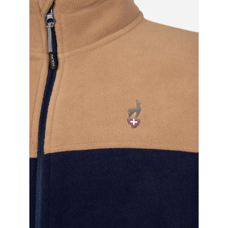 Moška flis jopica AULP VOLVI HOMME je odlična izbira za hladnejše dni, saj združuje toploto, udobje in športno eleganco. Izdelana je iz mehke in lahke polarnoflis tkanine, ki zagotavlja prijetno toploto, hkrati pa omogoča dobro zračnost.