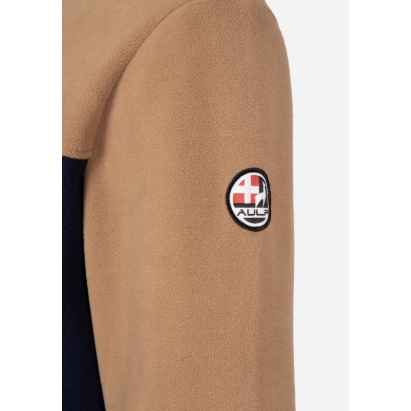 Moška flis jopica AULP VOLVI HOMME je odlična izbira za hladnejše dni, saj združuje toploto, udobje in športno eleganco. Izdelana je iz mehke in lahke polarnoflis tkanine, ki zagotavlja prijetno toploto, hkrati pa omogoča dobro zračnost.