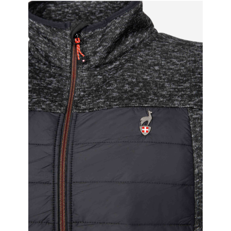 Moška prešita jopica AULP STOMY HYBRIDE v antracitni barvi je izdelana iz vrhunske pletenine z vložki, ki nudijo edinstveno teksturo in mehak občutek. Prešita plast doda toplote, pri tem pa ohranja lahkost.