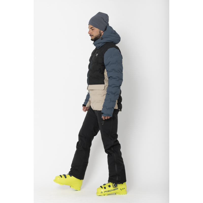 Odkrij moško smučarsko jakno 2117 MALA z izolacijo ALTO Wool in membrano 15K/15K. Topla, vodoodporna in trajnostna izbira za zahtevne zimske razmere.