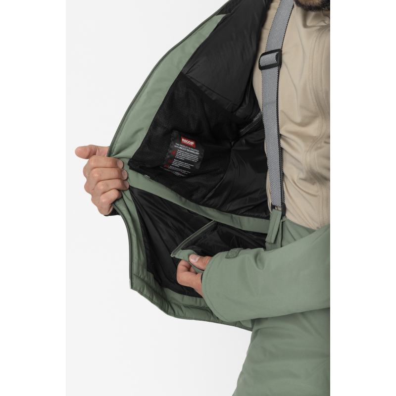 Odkrij 2117 NAUSTA: moško smučarsko jakno z 20K vodoodpornostjo, 30K zračnostjo, RECCO zaščito in ALTO Wool toploto. Trajnost, toplina in vrhunska funkcija.