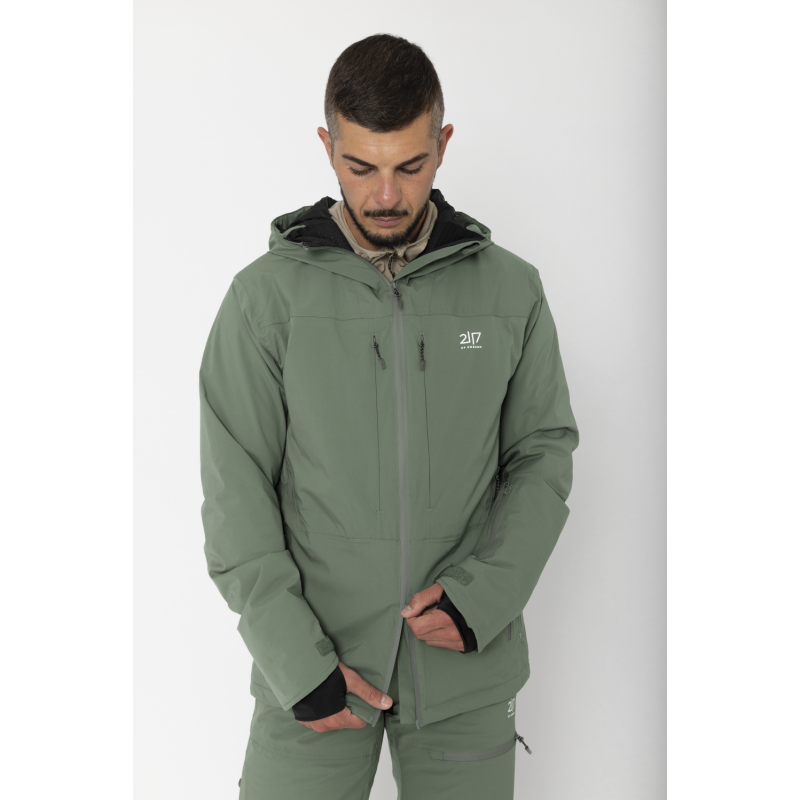 Odkrij 2117 NAUSTA: moško smučarsko jakno z 20K vodoodpornostjo, 30K zračnostjo, RECCO zaščito in ALTO Wool toploto. Trajnost, toplina in vrhunska funkcija.