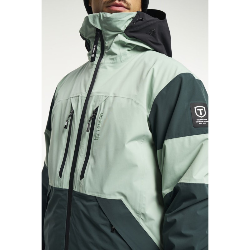 Smučarska jakna TENSON Aero XX je ustvarjena za zahtevne smučarje, ki pričakujejo vrhunsko zaščito, udobje in zanesljivost v vseh razmerah – od ledenih, vetrovnih juter do sončnih popoldnevov na smučišču