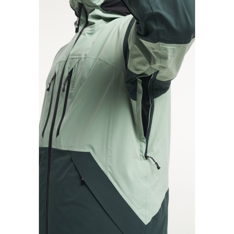 Smučarska jakna TENSON Aero XX je ustvarjena za zahtevne smučarje, ki pričakujejo vrhunsko zaščito, udobje in zanesljivost v vseh razmerah – od ledenih, vetrovnih juter do sončnih popoldnevov na smučišču