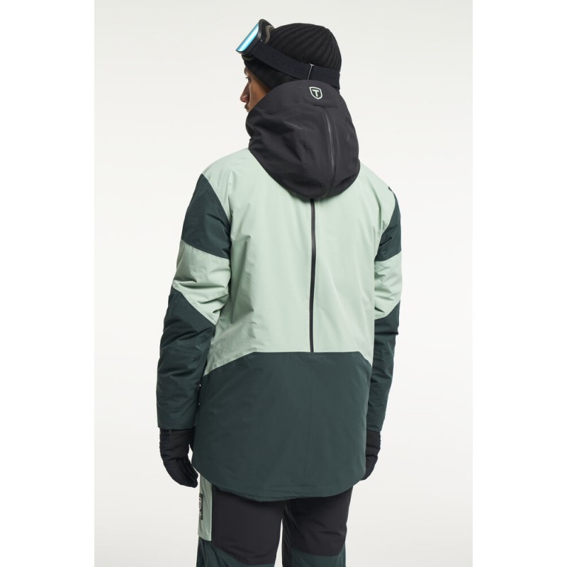 Smučarska jakna TENSON Aero XX je ustvarjena za zahtevne smučarje, ki pričakujejo vrhunsko zaščito, udobje in zanesljivost v vseh razmerah – od ledenih, vetrovnih juter do sončnih popoldnevov na smučišču