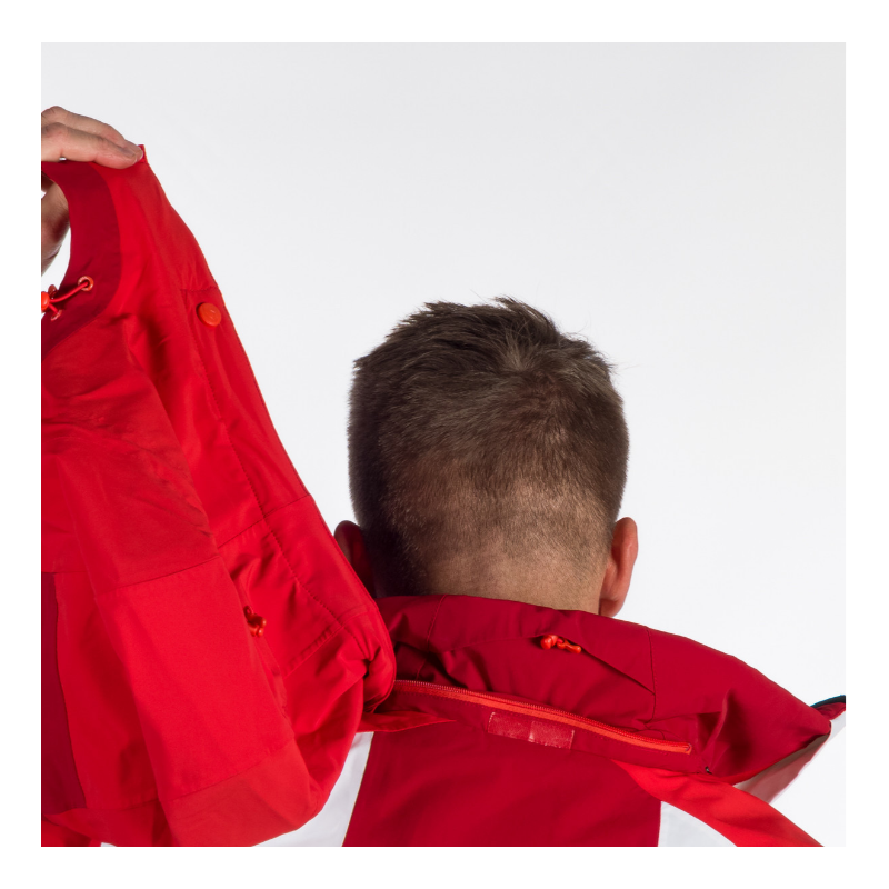 Moška smučarska jakna NORTHFINDER STEPHAN združuje 10K/10K vodoodporno zaščito, izolacijo PrimaLoft® Eco Black in RECCO® varnostni sistem. Popolna izbira za zahtevne smučarje, ki želijo toplino, udobje in varnost v vseh zimskih razmerah.