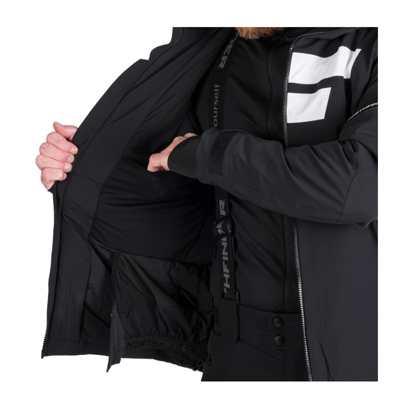 Moška smučarska jakna NORTHFINDER VALERIO ponuja 10K/10K vodoodporno zaščito, toplo izolacijo PrimaLoft® Eco Black in PFC-free obdelavo. Snežni pas, snemljiva 3D kapuca in vodoodporne YKK® zadrge za brezskrbne dni na snegu.