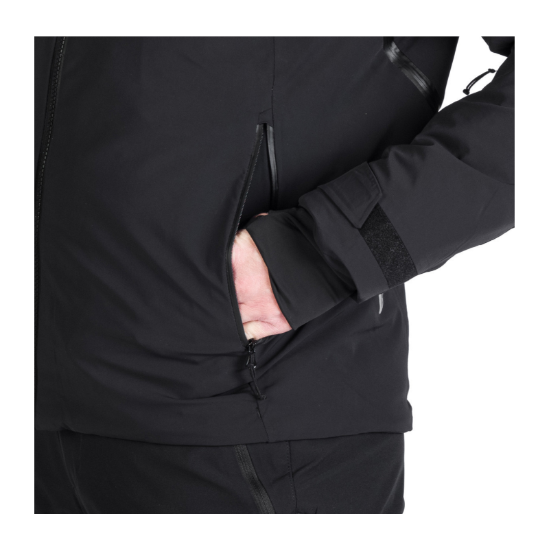 Moška smučarska jakna NORTHFINDER VALERIO ponuja 10K/10K vodoodporno zaščito, toplo izolacijo PrimaLoft® Eco Black in PFC-free obdelavo. Snežni pas, snemljiva 3D kapuca in vodoodporne YKK® zadrge za brezskrbne dni na snegu.