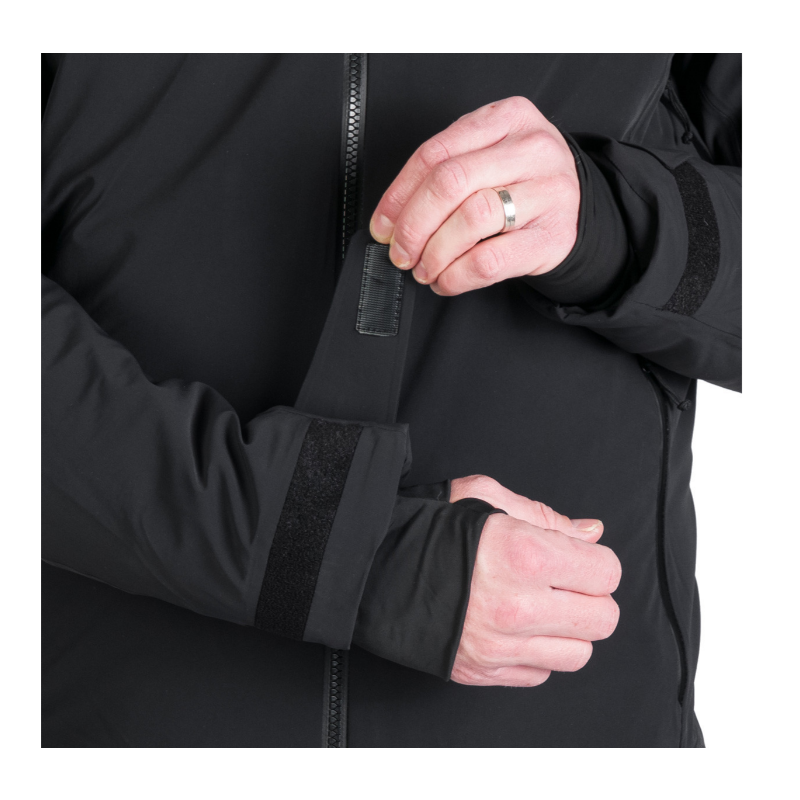 Moška smučarska jakna NORTHFINDER VALERIO ponuja 10K/10K vodoodporno zaščito, toplo izolacijo PrimaLoft® Eco Black in PFC-free obdelavo. Snežni pas, snemljiva 3D kapuca in vodoodporne YKK® zadrge za brezskrbne dni na snegu.