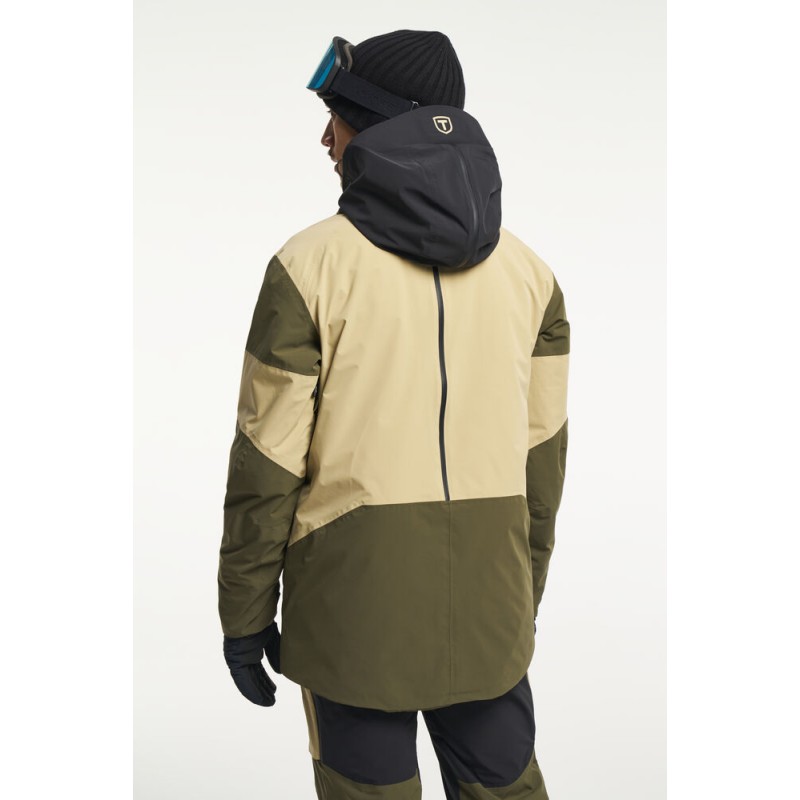 Smučarska jakna TENSON Aero XX je ustvarjena za zahtevne smučarje, ki pričakujejo vrhunsko zaščito, udobje in zanesljivost v vseh razmerah – od ledenih, vetrovnih juter do sončnih popoldnevov na smučišču