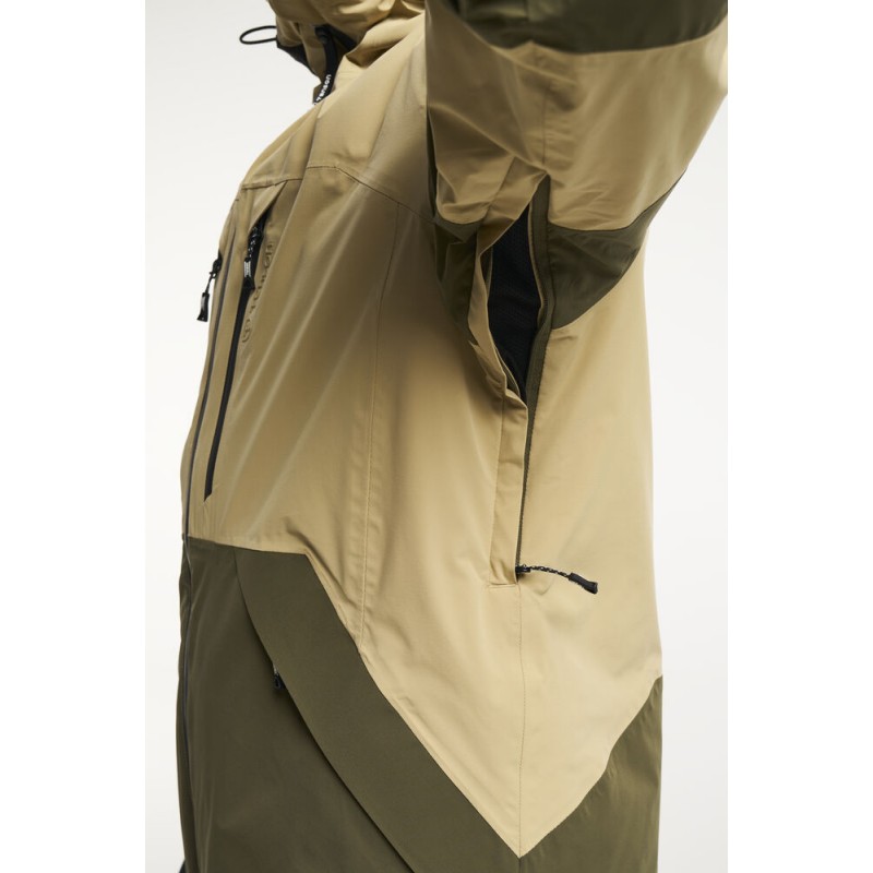 Smučarska jakna TENSON Aero XX je ustvarjena za zahtevne smučarje, ki pričakujejo vrhunsko zaščito, udobje in zanesljivost v vseh razmerah – od ledenih, vetrovnih juter do sončnih popoldnevov na smučišču