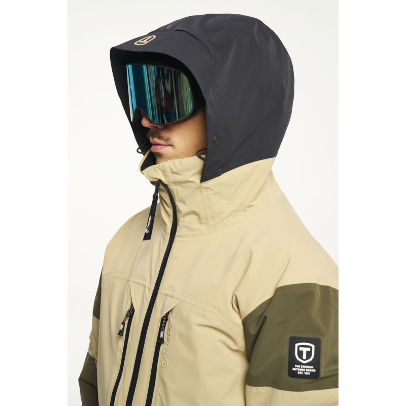 Smučarska jakna TENSON Aero XX je ustvarjena za zahtevne smučarje, ki pričakujejo vrhunsko zaščito, udobje in zanesljivost v vseh razmerah – od ledenih, vetrovnih juter do sončnih popoldnevov na smučišču