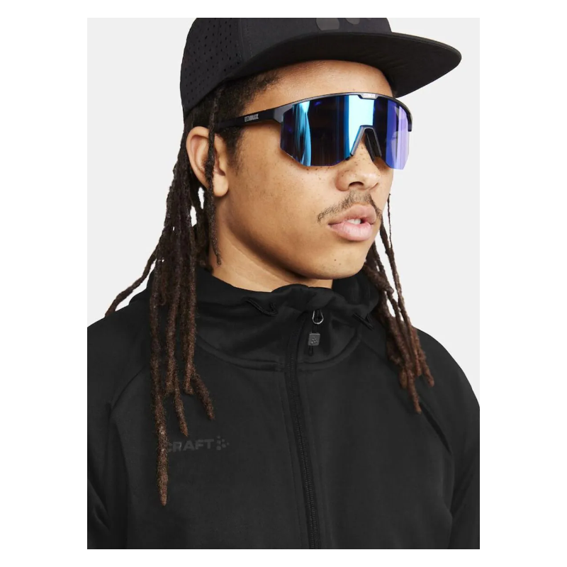 Moška športna jopica CRAFT UNIFY FZ BLACK je popolna kombinacija udobja, funkcionalnosti in športnega videza. Izdelana je iz mehkega in raztegljivega recikliranega poliestra, ki nudi odlično prileganje in svobodo gibanja