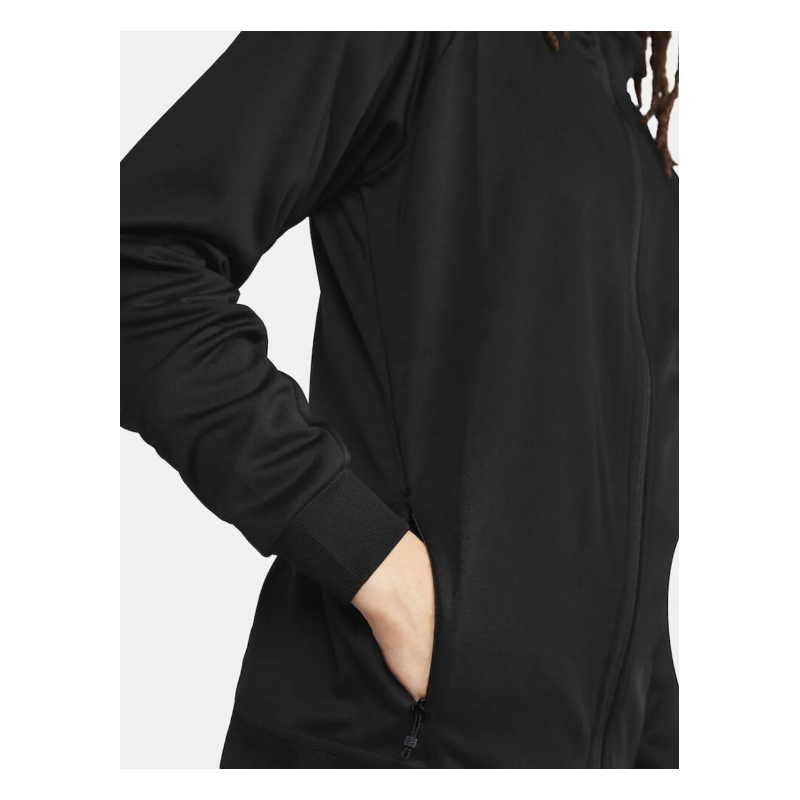 Moška športna jopica CRAFT UNIFY FZ BLACK je popolna kombinacija udobja, funkcionalnosti in športnega videza. Izdelana je iz mehkega in raztegljivega recikliranega poliestra, ki nudi odlično prileganje in svobodo gibanja