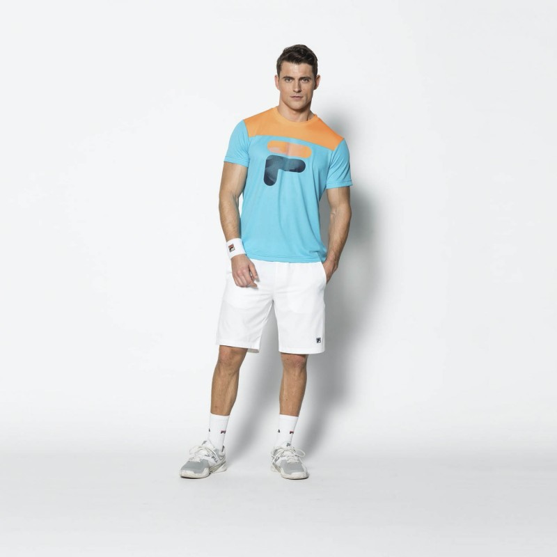 Moške kratke hlače FILA SANTANA so idealna izbira za vse vaše športne aktivnosti. Izdelane iz visokokakovostnega materiala, 100% poliestra, te hlače zagotavljajo udobje, zračnost in vzdržljivost med gibanjem.