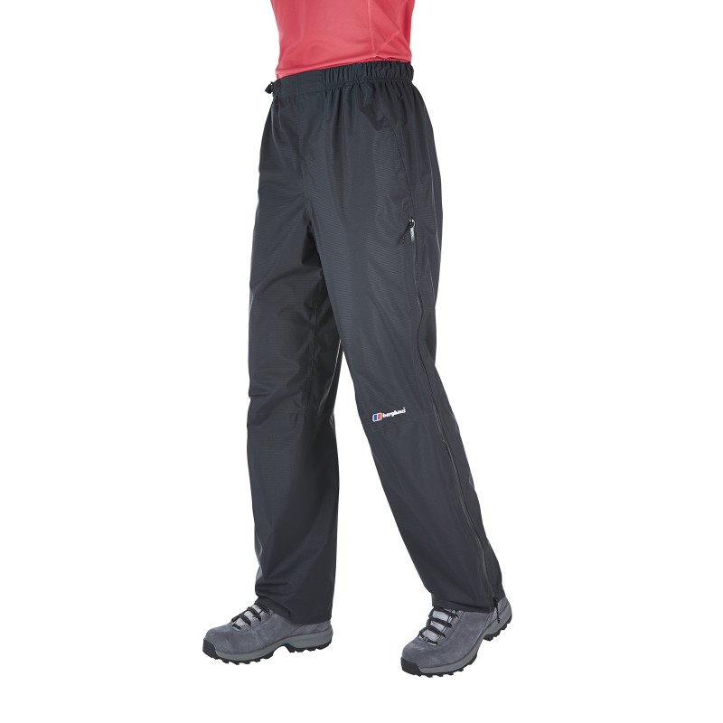 Popoln spremljevalec za reševanje slabega vremena. Hydroshell ™ Overtrouser je primeren za vse, ki želijo uživati ​​v dnevu v hribih, kjer se lahko odprejo oblaki. Popolna zaščita za vetrovne in vlažne dni.