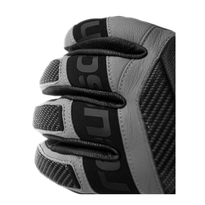 Reusch Henrik Kristoffersen Signature – ekskluzivne usnjene smučarske rokavice z R-LOFT™ izolacijo, karbonsko zaščito in popolnim oprijemom. Elegantna izbira za zahtevne smučarje. Na voljo pri AS Sport Outlet.