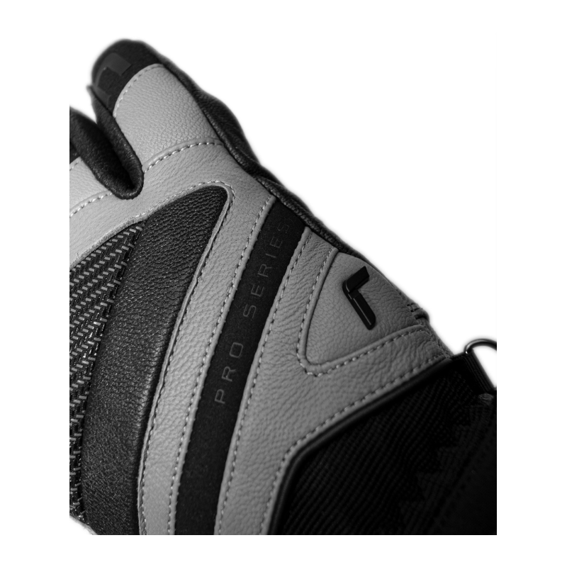 Reusch Henrik Kristoffersen Signature – ekskluzivne usnjene smučarske rokavice z R-LOFT™ izolacijo, karbonsko zaščito in popolnim oprijemom. Elegantna izbira za zahtevne smučarje. Na voljo pri AS Sport Outlet.