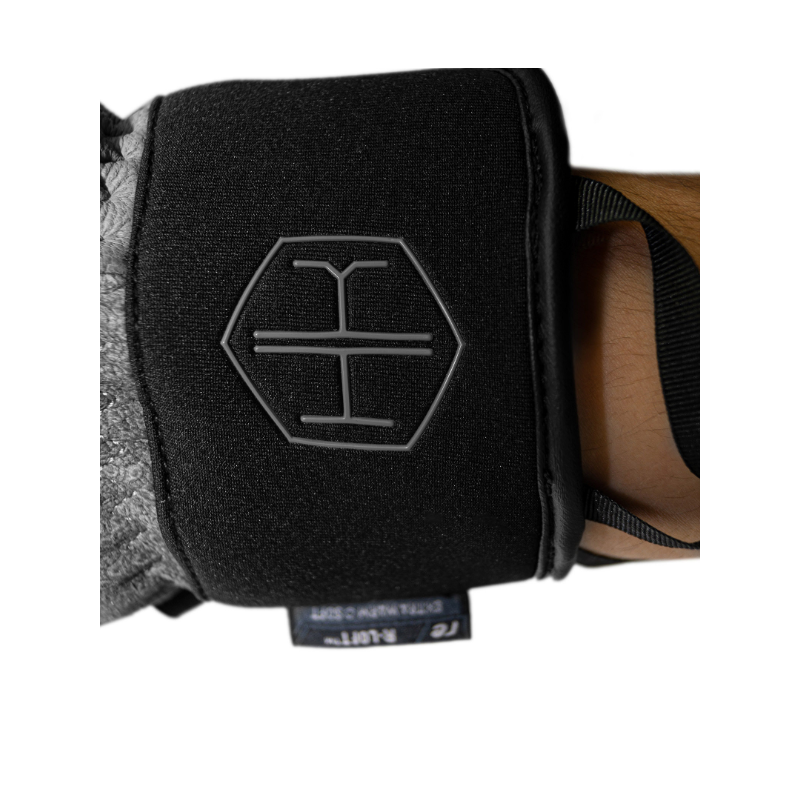 Reusch Henrik Kristoffersen Signature – ekskluzivne usnjene smučarske rokavice z R-LOFT™ izolacijo, karbonsko zaščito in popolnim oprijemom. Elegantna izbira za zahtevne smučarje. Na voljo pri AS Sport Outlet.