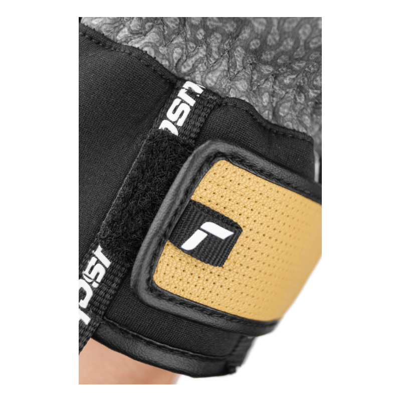 Odkrij rokavice Reusch Henrik Kristoffersen – popolno združitev toplote, oprijema in vrhunskega dizajna. Izdelane iz kozjega usnja z R-LOFT™ izolacijo za maksimalno udobje in zmogljivost na snegu. Na voljo v AS Sport Outlet!