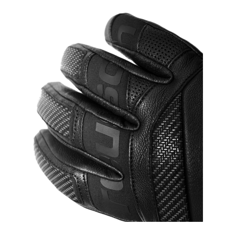 Reusch Marco Schwarz Signature – prestižne črne usnjene smučarske rokavice z R-LOFT™ izolacijo, karbonsko zaščito in popolnim oprijemom. Izberi profesionalno kakovost pri AS Sport Outlet.