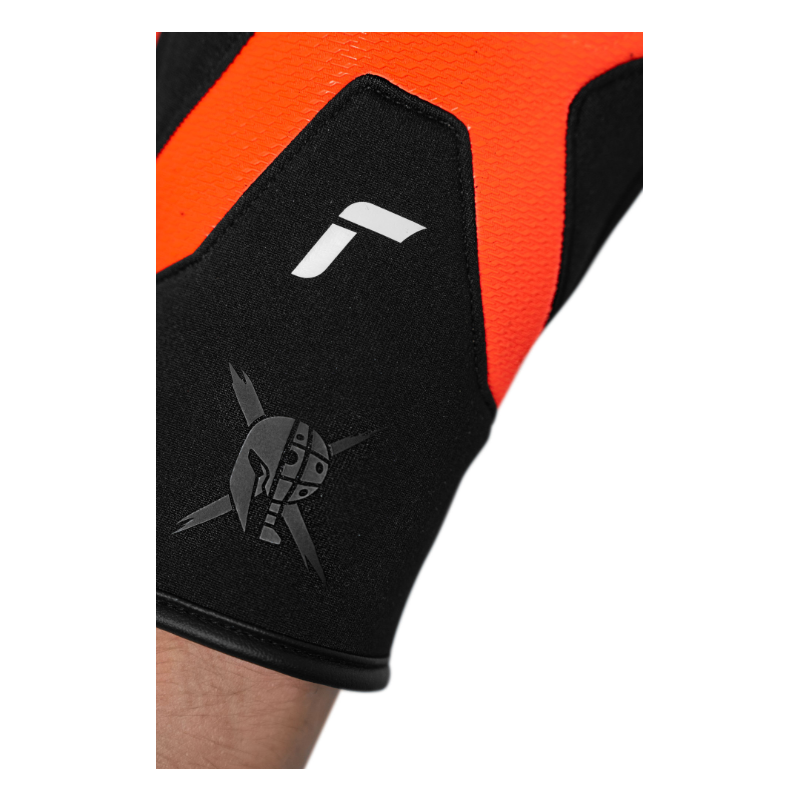 Reusch Worldcup Warrior Speedline – vrhunske moške tekmovalne rokavice z izjemnim oprijemom, toplotno izolacijo R-LOFT™ in drznim športnim dizajnom. Idealne za hitro in natančno smučanje. Na voljo v AS Sport Outlet!