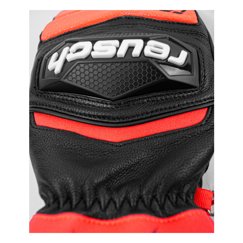 Odkrij moč, natančnost in toplino z moškimi rokavicami Reusch Worldcup Warrior Team Mitten. Izdelane iz kozjega usnja in tehnično izolirane za vrhunski oprijem, udobje in zaščito. Na voljo v AS Sport Outlet – kjer zmogljivost sreča slog.