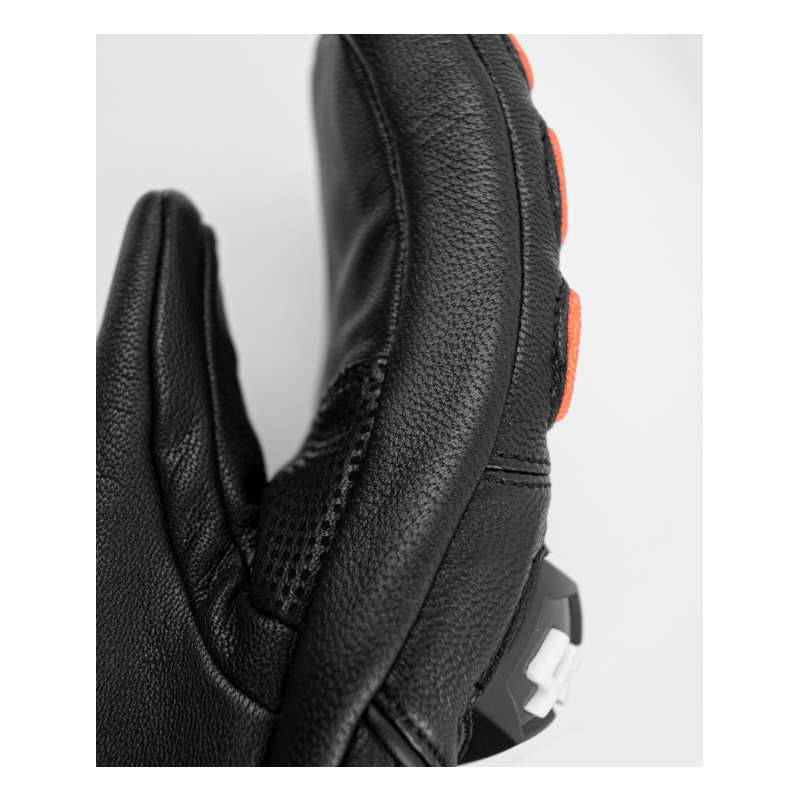 Odkrij moč, natančnost in toplino z moškimi rokavicami Reusch Worldcup Warrior Team Mitten. Izdelane iz kozjega usnja in tehnično izolirane za vrhunski oprijem, udobje in zaščito. Na voljo v AS Sport Outlet – kjer zmogljivost sreča slog.