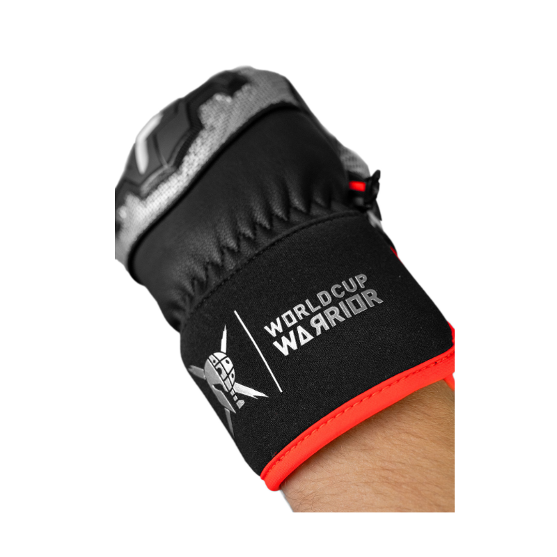 Moške smučarske rokavice REUSCH WORLDCUP WARRIOR TEAM zagotavljajo popolno zaščito, oprijem in toploto. Kozje usnje, TecFill™ izolacija in kompozitna zaščita členkov za profesionalne smučarje.