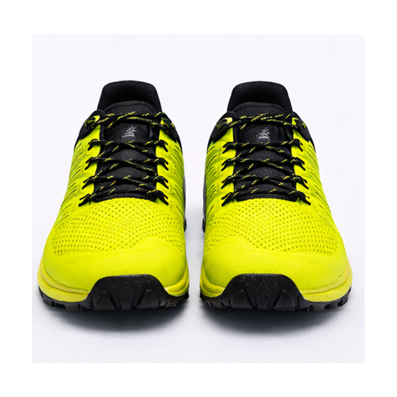 Moške trail superge INOV8 ROCLITE G 275 z Graphene G-Grip podplatom in POWERFLOW blaženjem. Lahke, stabilne in idealne za tek po blatu, skalah in utrjenih poteh.