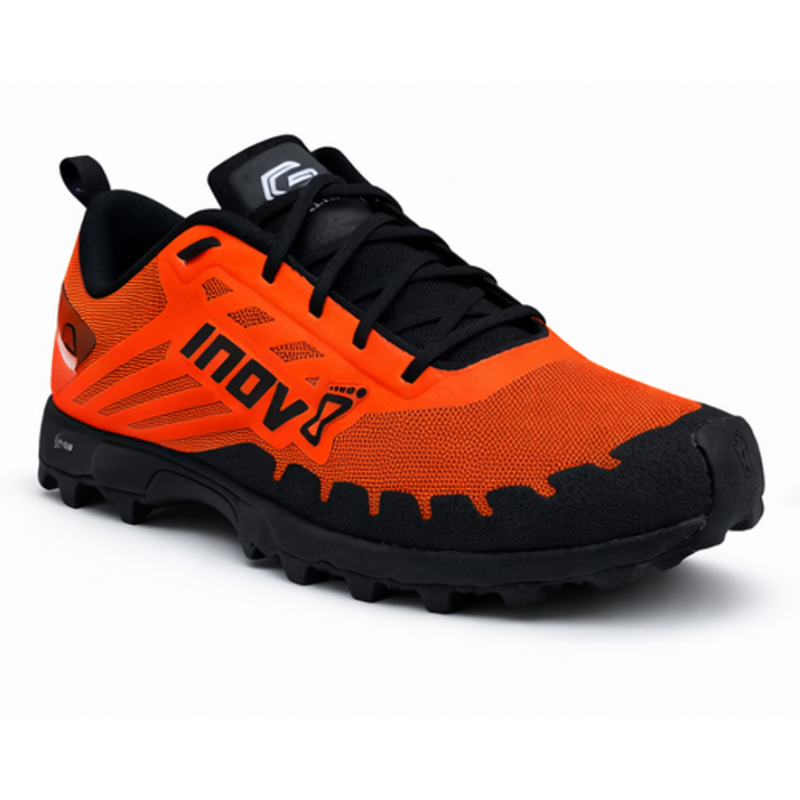 Moške trail superge INOV8 X-TALON G 235 z grafenskim podplatom za maksimalen oprijem v blatu in na mokrih skalah. Le 235 g, 8 mm čepki in Meta-Plate zaščita za hiter in varen tek.