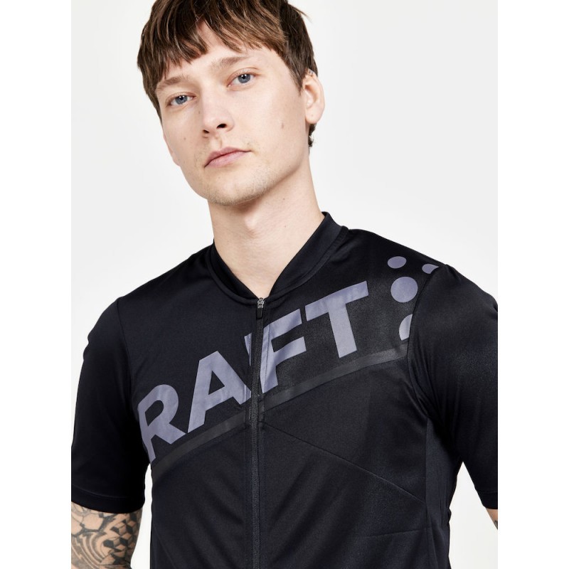 The men's cycling jersey CRAFT CORE ENDUR LOGO JERSEY is a soft and stretchy short-sleeved cycling jersey made from recycled polyester that wicks moisture away excellently. It features a full front zipper, three back pockets, and a double-hemmed band.