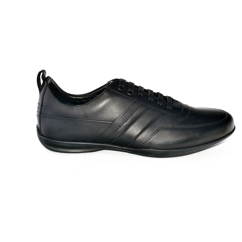 Moški čevlji TBS TANSLEY so sinonim udobja in elegance. Izdelani iz visokokakovostnega usnja, ti čevlji združujejo klasičen stil s sodobno udobnostjo. Ne glede na to, ali gre za poslovno srečanje ali družaben večer.