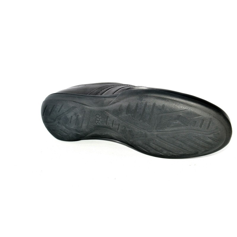 Moški čevlji TBS TANSLEY so sinonim udobja in elegance. Izdelani iz visokokakovostnega usnja, ti čevlji združujejo klasičen stil s sodobno udobnostjo. Ne glede na to, ali gre za poslovno srečanje ali družaben večer.