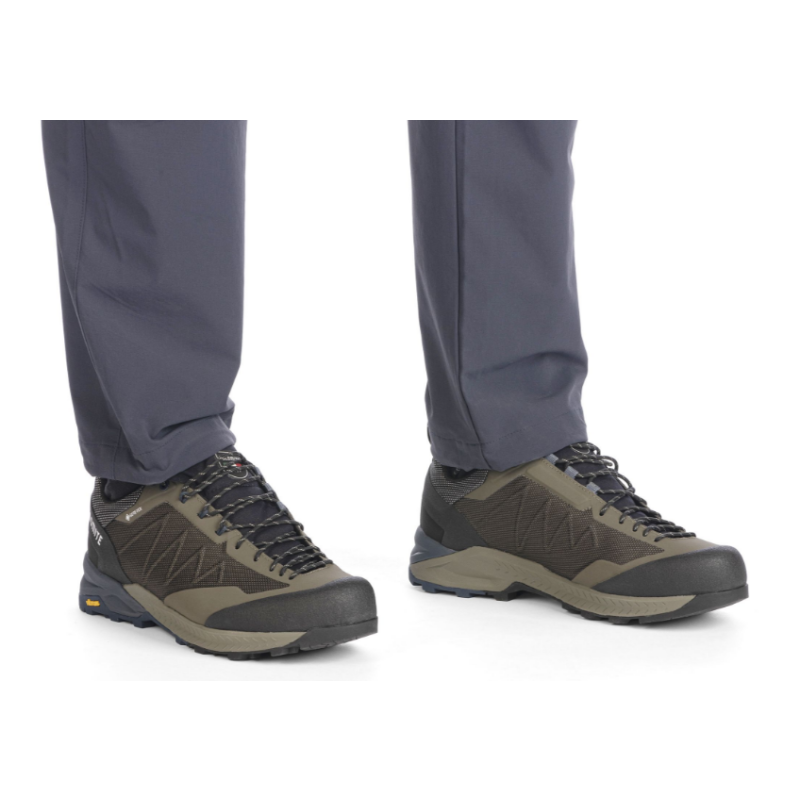 Lahki moški pohodni čevlji DOLOMITE Crodarossa Tech GTX z GORE-TEX membrano in Vibram® Megagrip podplatom. Popolni za hiking, approach ture in tehničen teren – AS Sport Outlet.