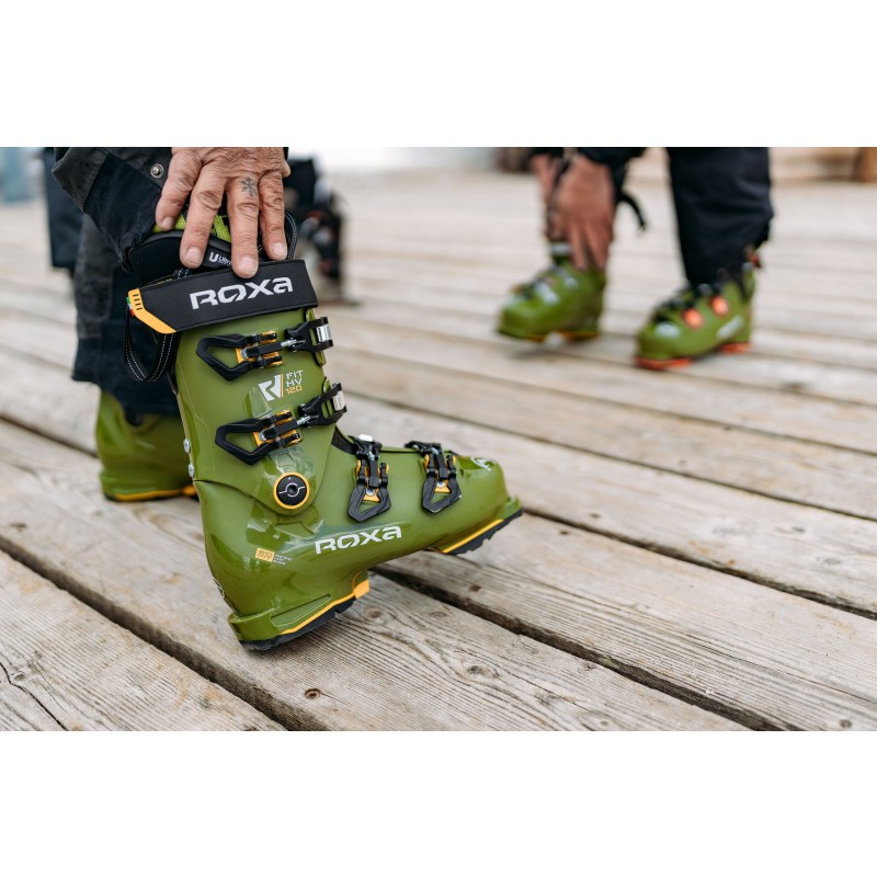 Odkrij moške smučarske čevlje ROXA R/FIT HV 120 – visoka zmogljivost, popolno prileganje in udobje za širše stopalo. Flex 120, BioFit kopito in 4D toplotno oblikovljiv notranji čevelj.