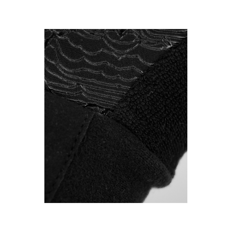 Ta raztegljiva in lahka flis rokavica, ki vključuje zložljivo, popolnoma vetroodporno kapuco na hrbtni strani, je opremljena s silikonskim potiskom na dlani.