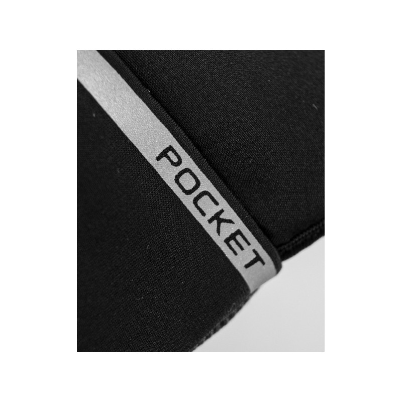 Ta raztegljiva in lahka flis rokavica, ki vključuje zložljivo, popolnoma vetroodporno kapuco na hrbtni strani, je opremljena s silikonskim potiskom na dlani.