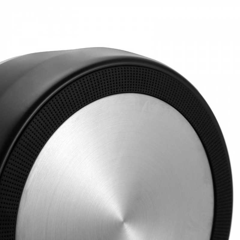 Introducing the KUMA stainless steel dog bowl in black, which combines functionality and top quality. With a capacity of 1.7 liters (58 oz), it is ideal for providing enough food or water for your furry friend.