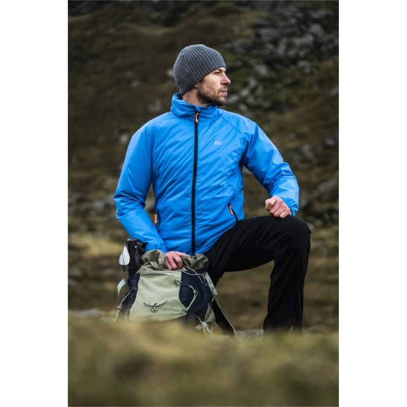 MAC IN A SAC Origin 2 Adult Jacket je lahka, zložljiva nepremočljiva jakna, zasnovana za pohodništvo, potovanja in vsakodnevne aktivnosti v spremenljivem vremenu. Ponuja vodoodpornost 10.000 mm, zračnost 8.000 g/m², popolnoma lepljene šive, nastavljivo kapuco ter zaščito pred vetrom. Zaradi kompaktne zasnove jo lahko hitro zložite v priloženo vrečko in jo imate vedno pri roki. 
