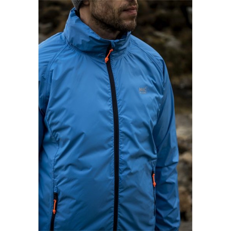 MAC IN A SAC Origin 2 Adult Jacket je lahka, zložljiva nepremočljiva jakna, zasnovana za pohodništvo, potovanja in vsakodnevne aktivnosti v spremenljivem vremenu. Ponuja vodoodpornost 10.000 mm, zračnost 8.000 g/m², popolnoma lepljene šive, nastavljivo kapuco ter zaščito pred vetrom. Zaradi kompaktne zasnove jo lahko hitro zložite v priloženo vrečko in jo imate vedno pri roki. 
