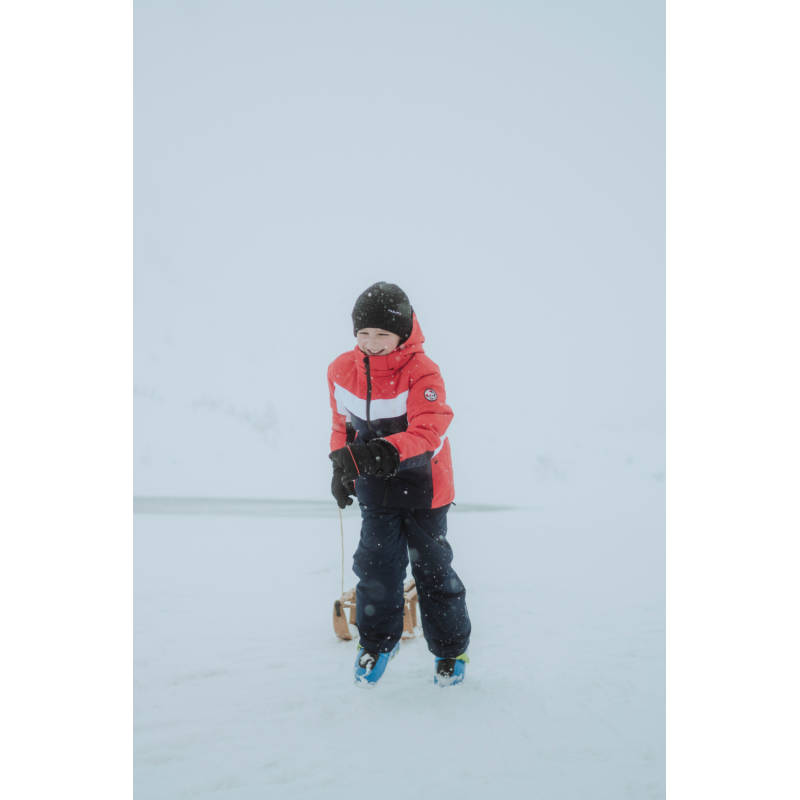 Odkrijte otroško smučarsko jakno AULP Chaka Flame Red – izredno lahko, zračno in vodoodporno (10K/10K). Z lycra rokavi, odprtinami za palce in snemljivo kapuco nudi popolno zaščito in svobodo gibanja na snegu. Idealna izbira za aktivne malčke!