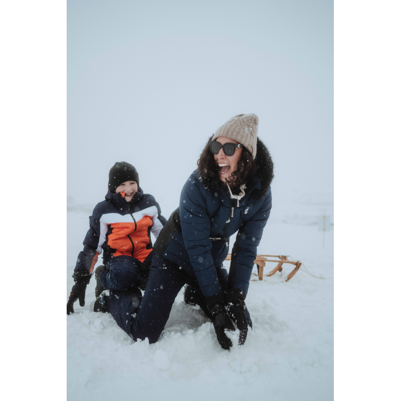 Odkrijte otroško smučarsko jakno AULP Chaka SUN RAY – izredno lahko, zračno in vodoodporno (10K/10K). Z lycra rokavi, odprtinami za palce in snemljivo kapuco nudi popolno zaščito in svobodo gibanja na snegu. Idealna izbira za aktivne malčke!