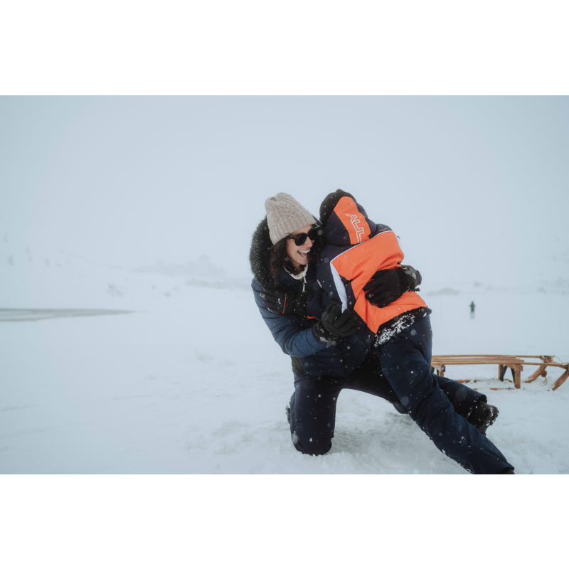 Odkrijte otroško smučarsko jakno AULP Chaka SUN RAY – izredno lahko, zračno in vodoodporno (10K/10K). Z lycra rokavi, odprtinami za palce in snemljivo kapuco nudi popolno zaščito in svobodo gibanja na snegu. Idealna izbira za aktivne malčke!