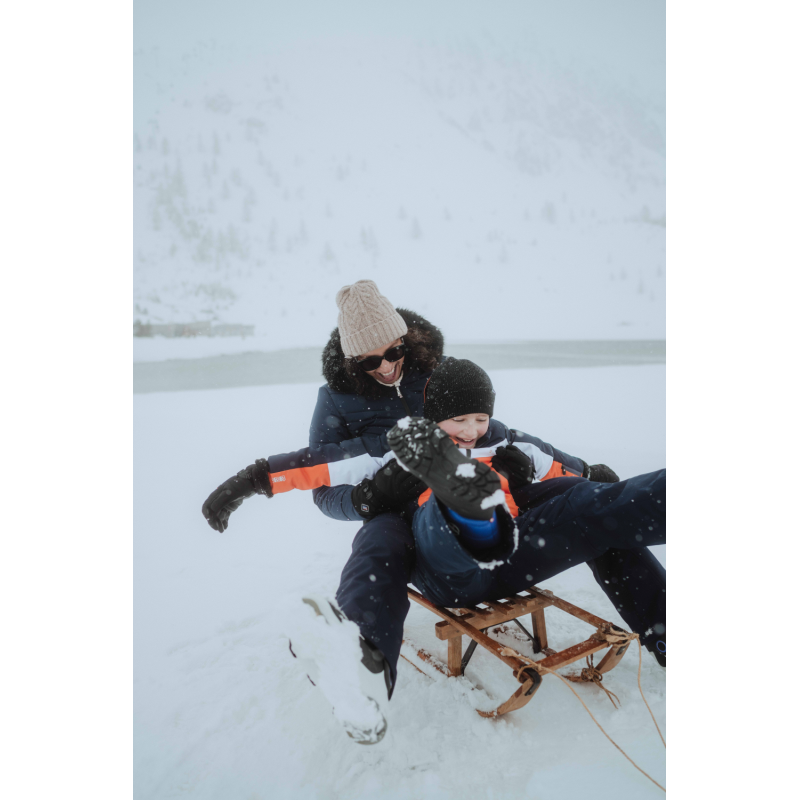 Odkrijte otroško smučarsko jakno AULP Chaka SUN RAY – izredno lahko, zračno in vodoodporno (10K/10K). Z lycra rokavi, odprtinami za palce in snemljivo kapuco nudi popolno zaščito in svobodo gibanja na snegu. Idealna izbira za aktivne malčke!