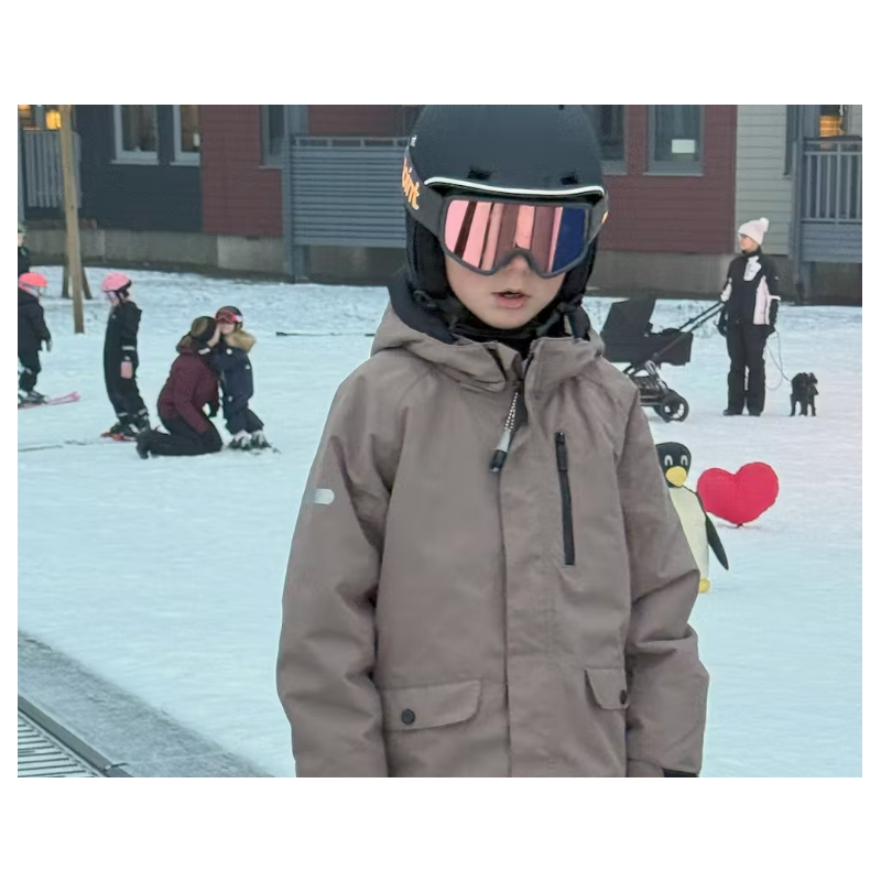 Otroško smučarska čelado TRIPOINT 204 Constance Free Ride –vrhunsko čelado, zasnovano posebej za mlade smučarje in zagotavlja izjemno varnost in udobje med njihovimi zimskimi dogodivščinami.